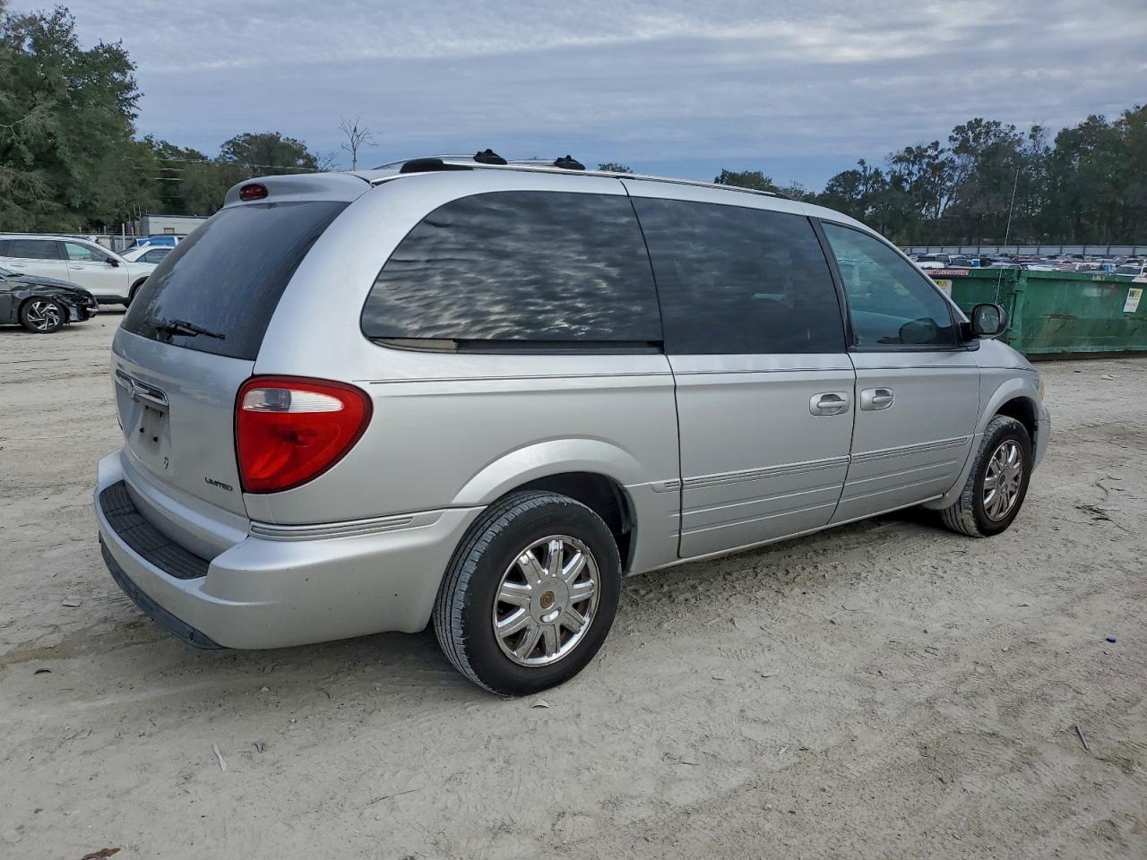 2006 CHRYSLER TOWN & COUNTRY LIMITED photo 3