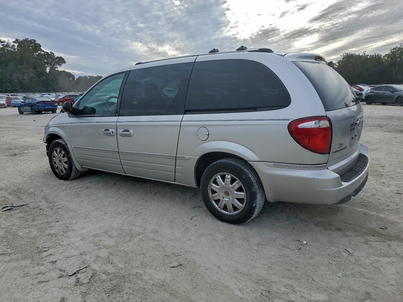 2006 CHRYSLER TOWN & COUNTRY LIMITED photo 2