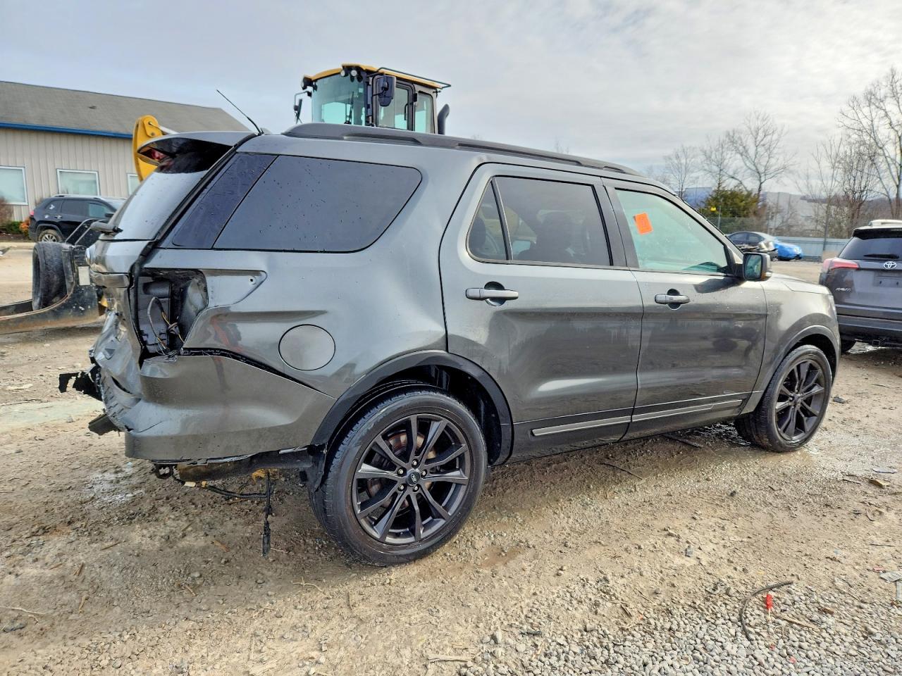 2019 FORD EXPLORER XLT photo 3