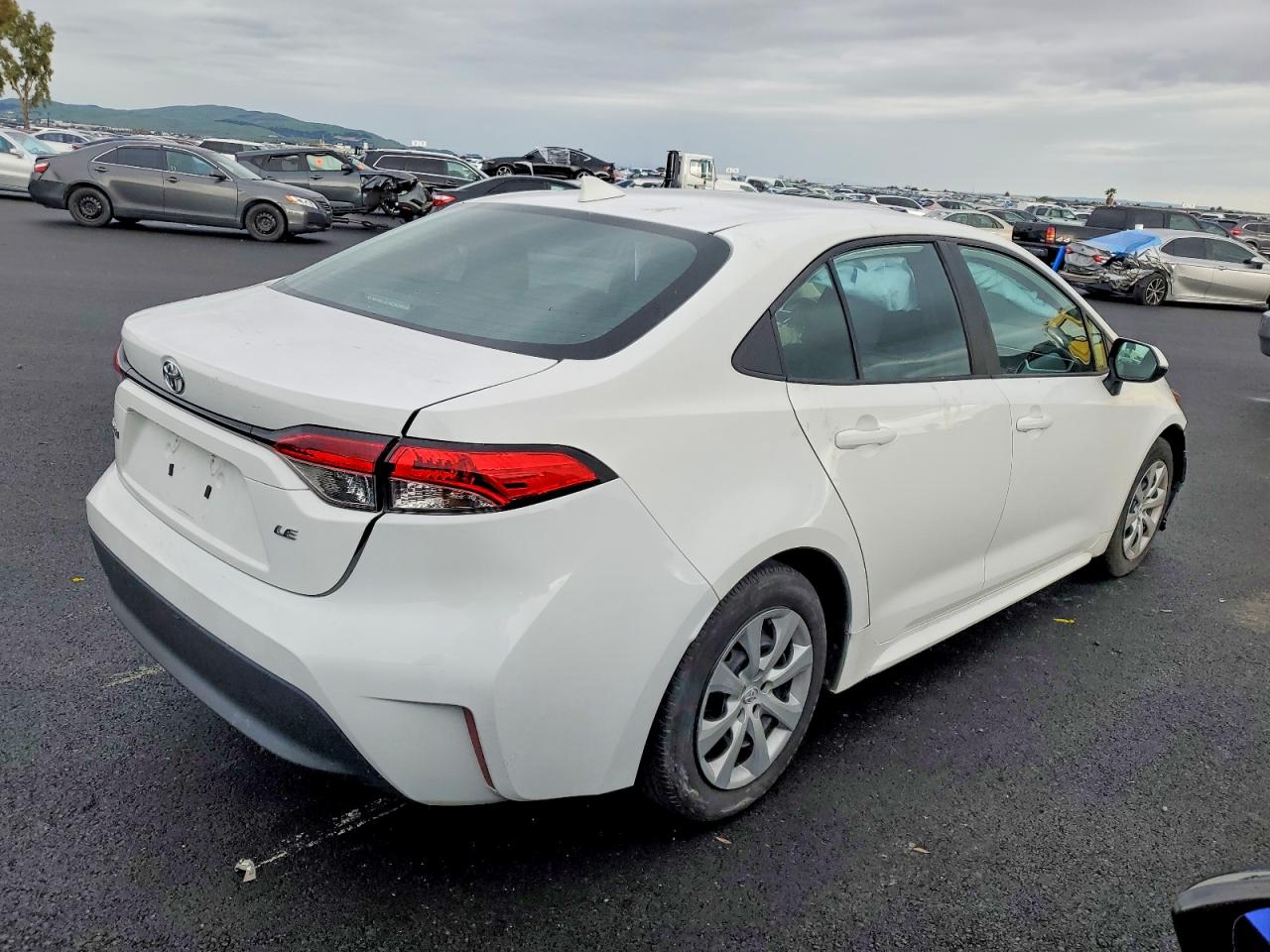 2024 TOYOTA COROLLA LE photo 3
