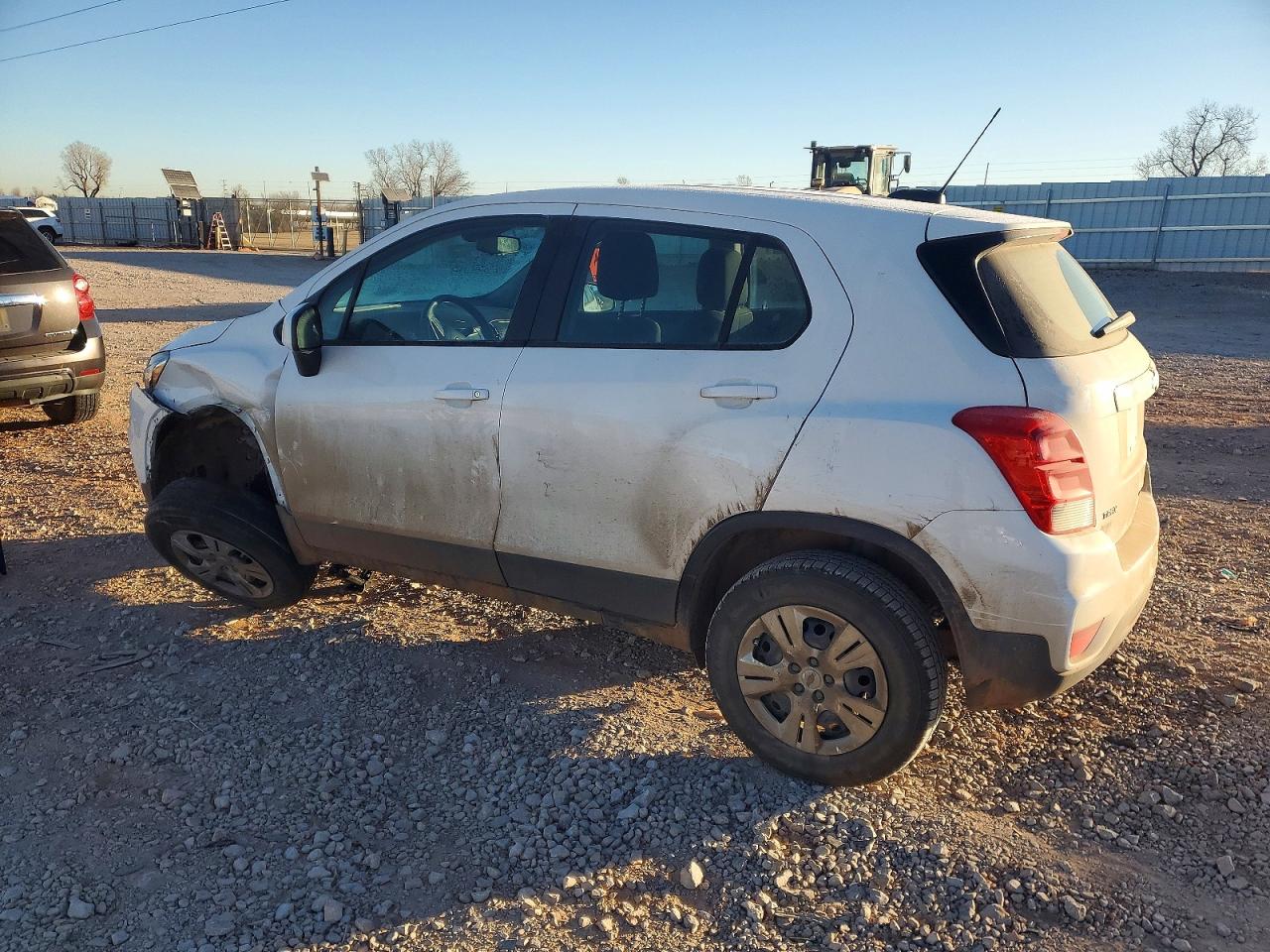2017 CHEVROLET TRAX LS photo 2