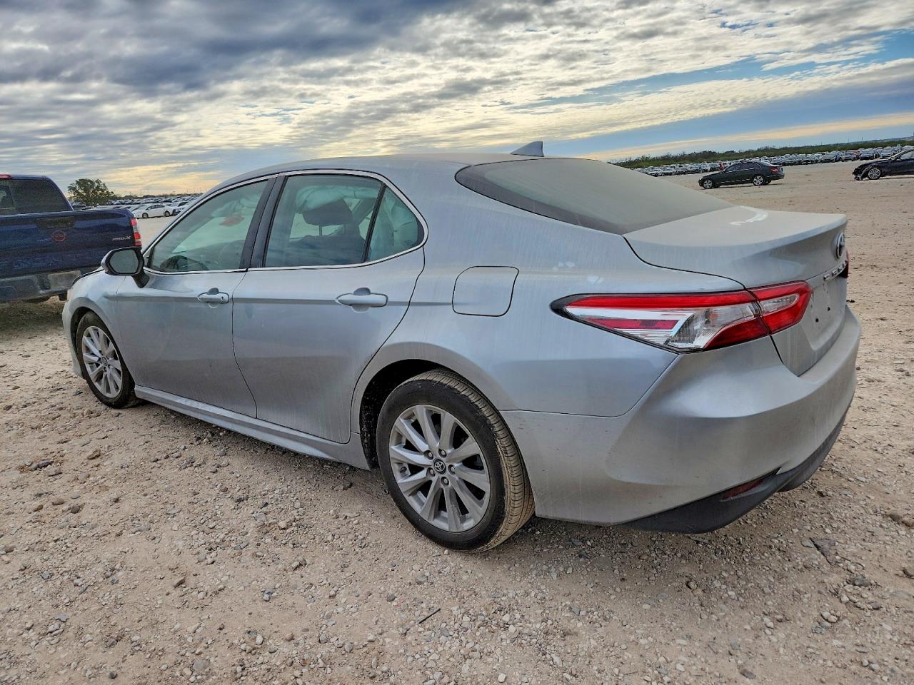 2019 TOYOTA CAMRY LE photo 2