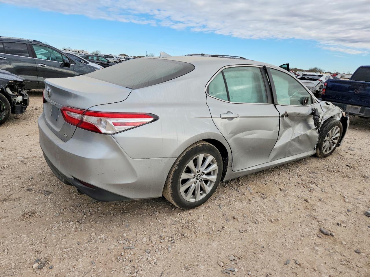 2019 TOYOTA CAMRY LE photo 3