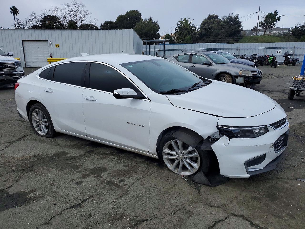 2017 CHEVROLET MALIBU LT photo 4