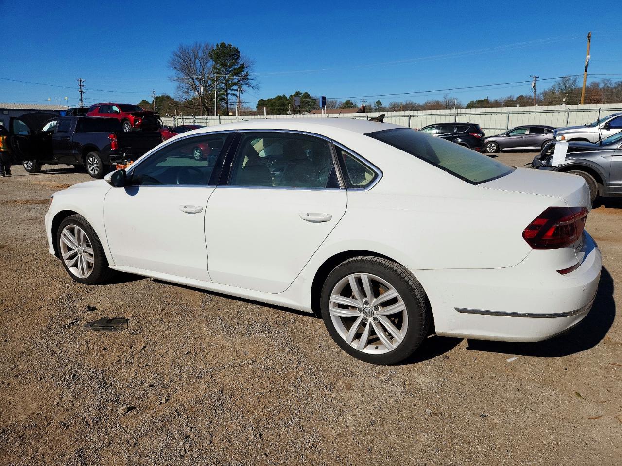 2018 VOLKSWAGEN PASSAT SE photo 2