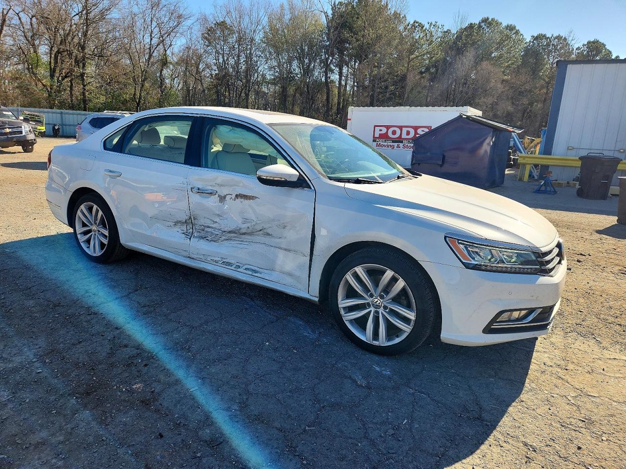 2018 VOLKSWAGEN PASSAT SE photo 4