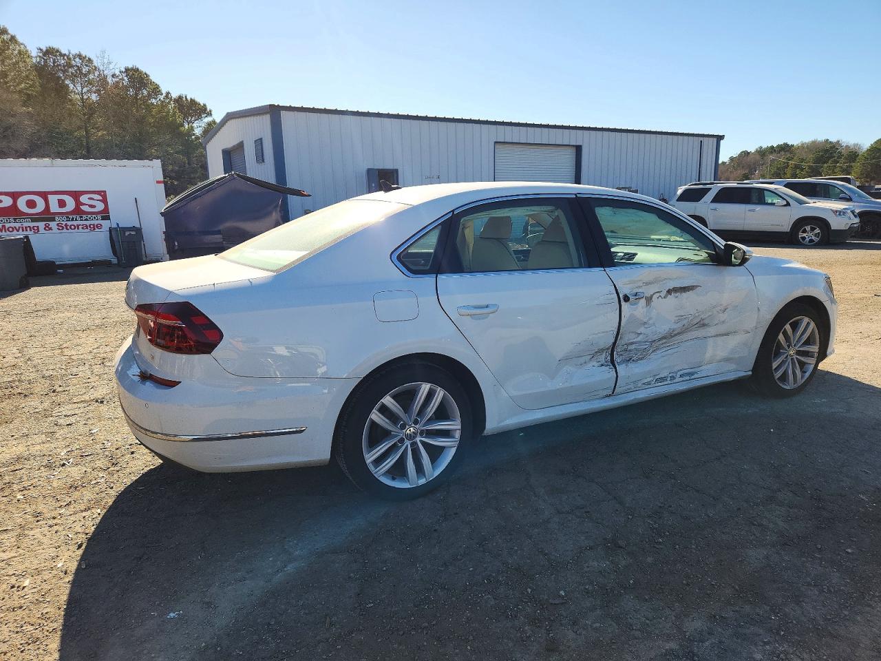 2018 VOLKSWAGEN PASSAT SE photo 3