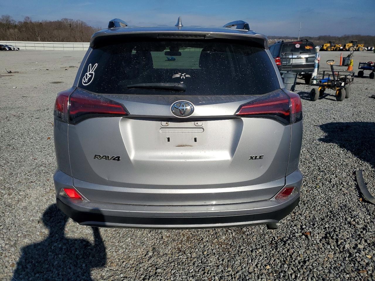 2017 TOYOTA RAV4 XLE photo 6