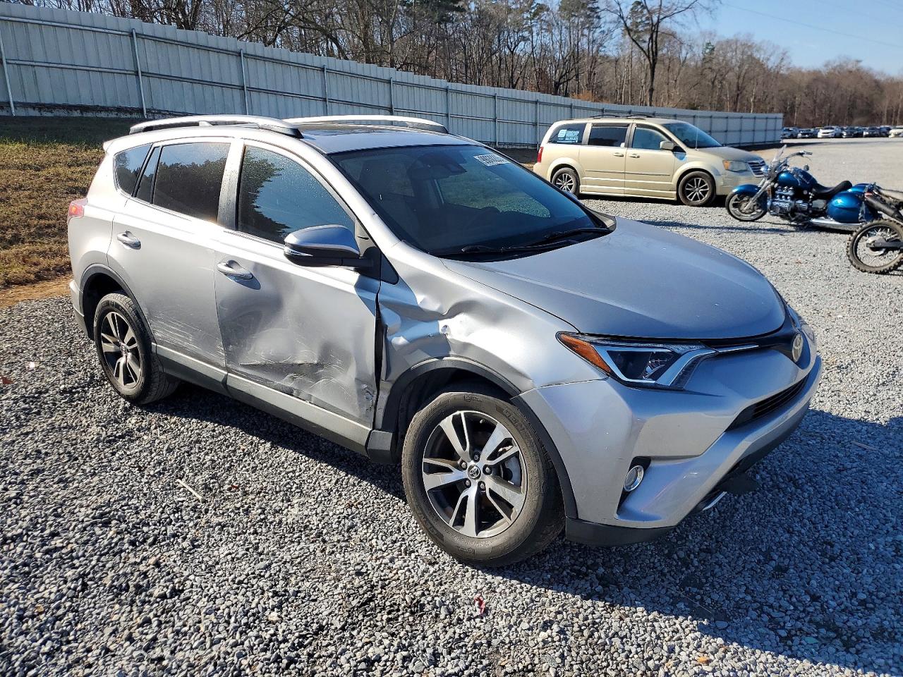 2017 TOYOTA RAV4 XLE photo 4