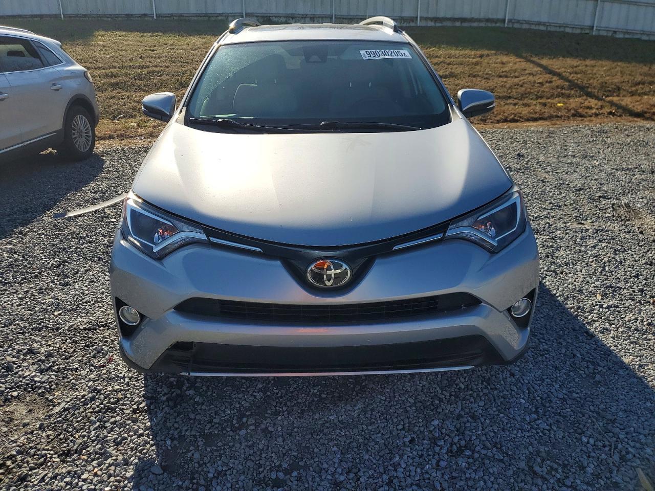 2017 TOYOTA RAV4 XLE photo 5
