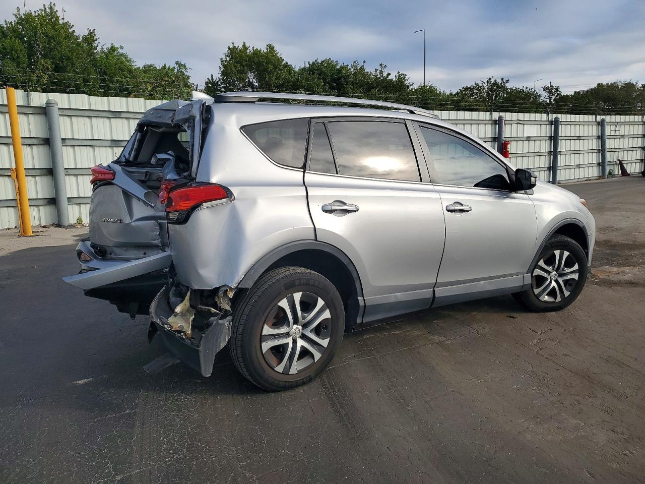 2017 TOYOTA RAV4 LE photo 3