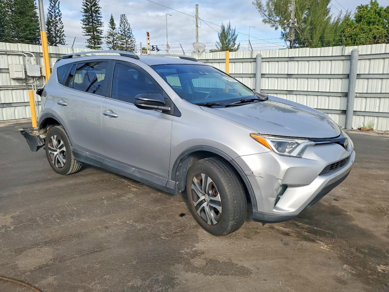 2017 TOYOTA RAV4 LE photo 4
