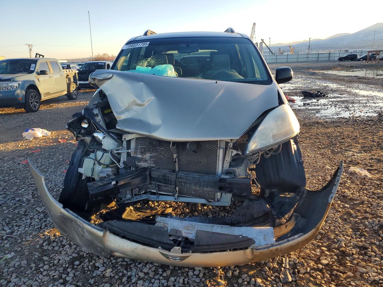 2004 TOYOTA SIENNA LE photo 5