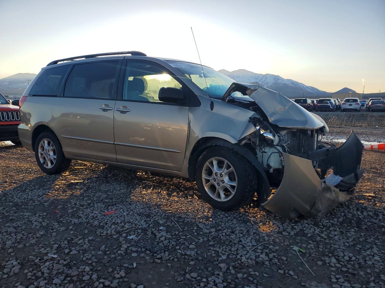 2004 TOYOTA SIENNA LE photo 4