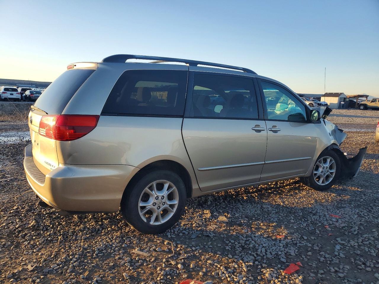 2004 TOYOTA SIENNA LE photo 3