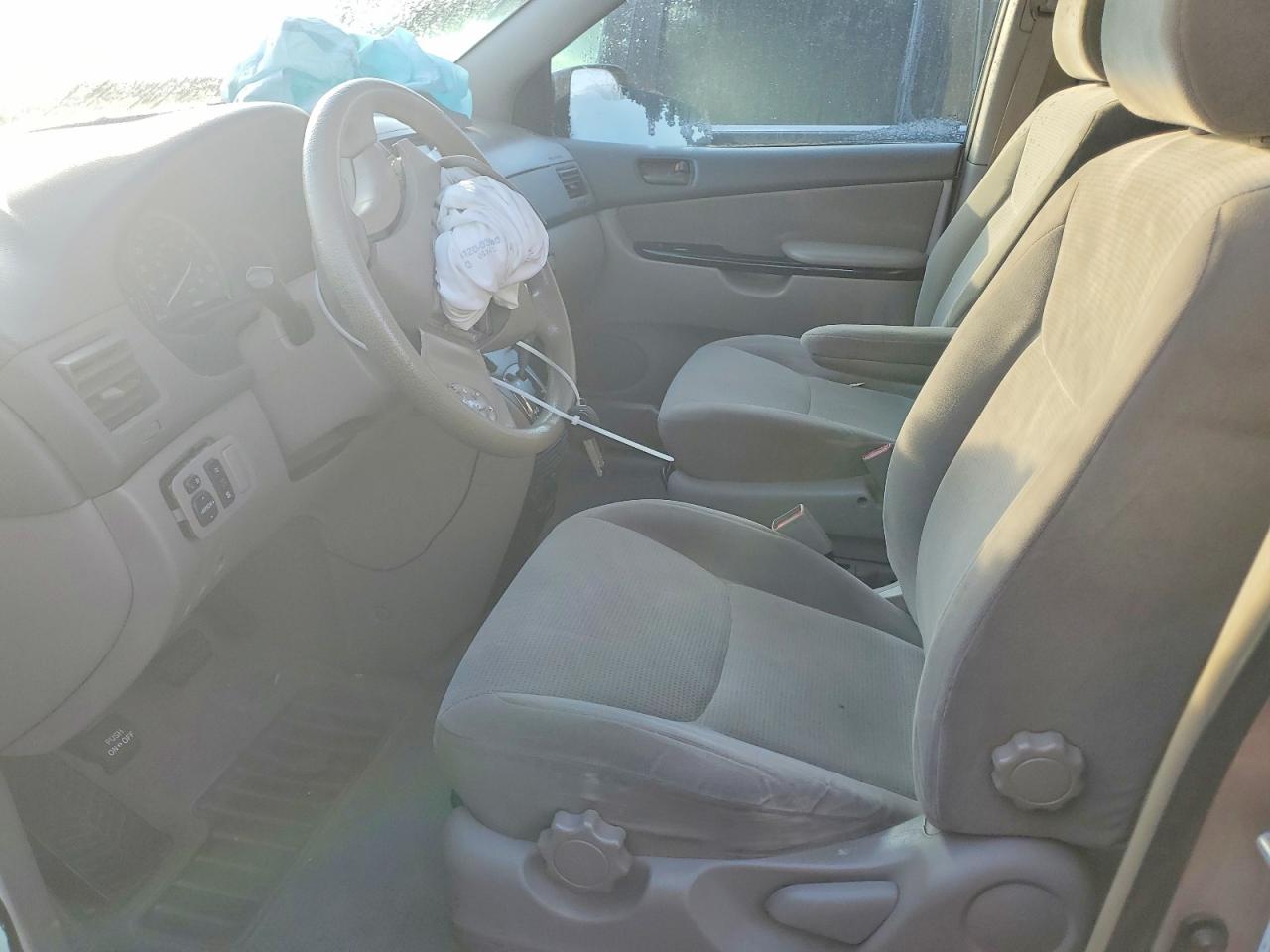 2004 TOYOTA SIENNA LE photo 7
