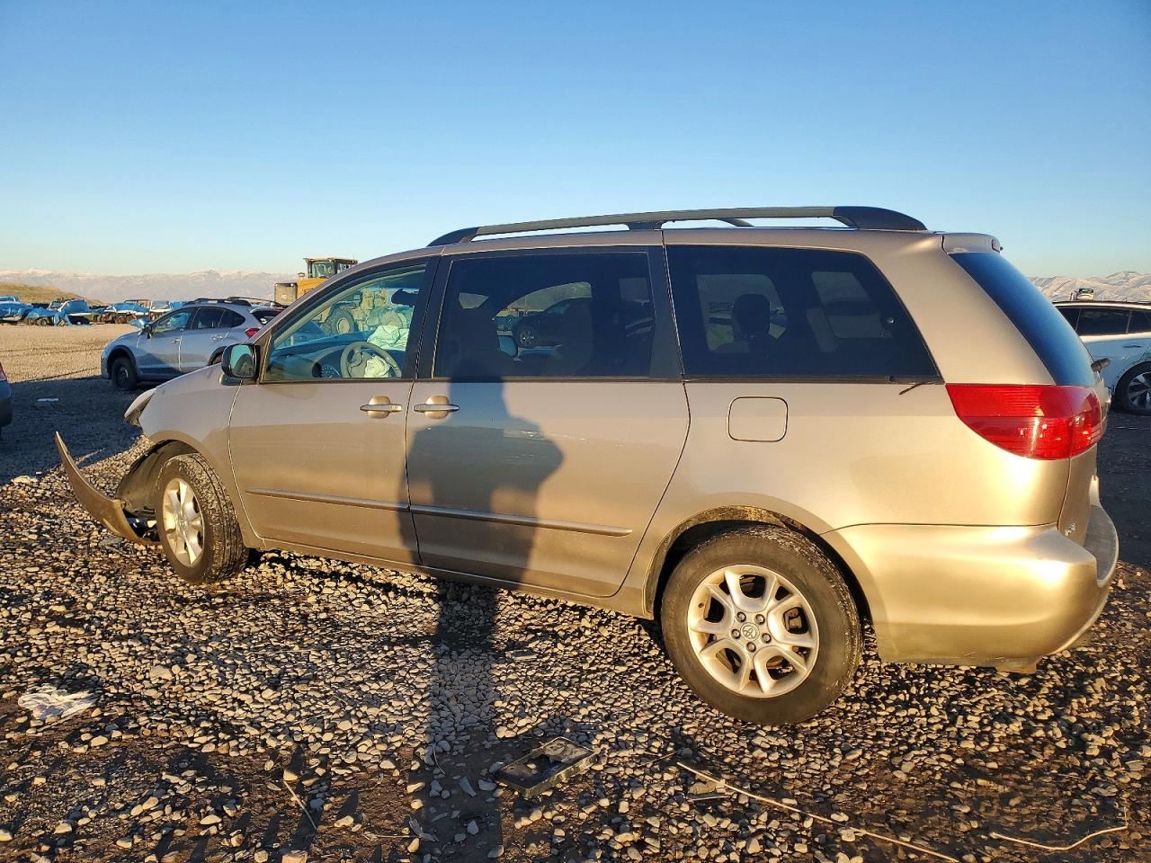2004 TOYOTA SIENNA LE photo 2