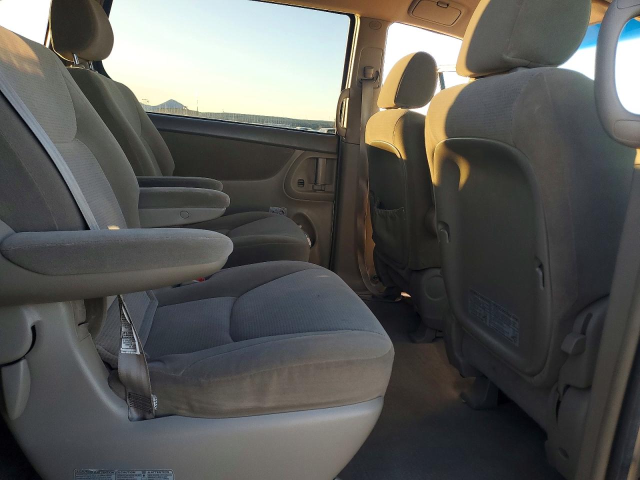 2004 TOYOTA SIENNA LE photo 10