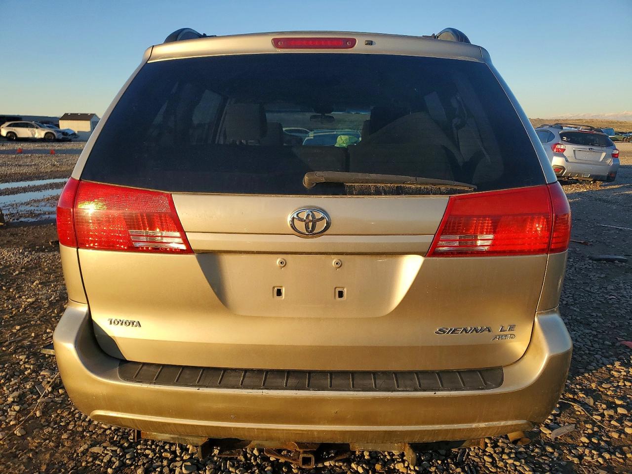 2004 TOYOTA SIENNA LE photo 6