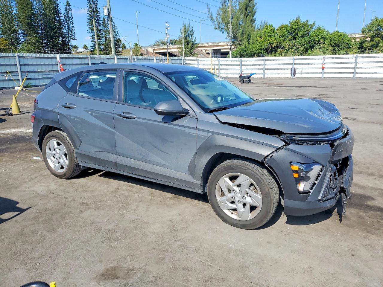 2025 HYUNDAI KONA SE photo 4