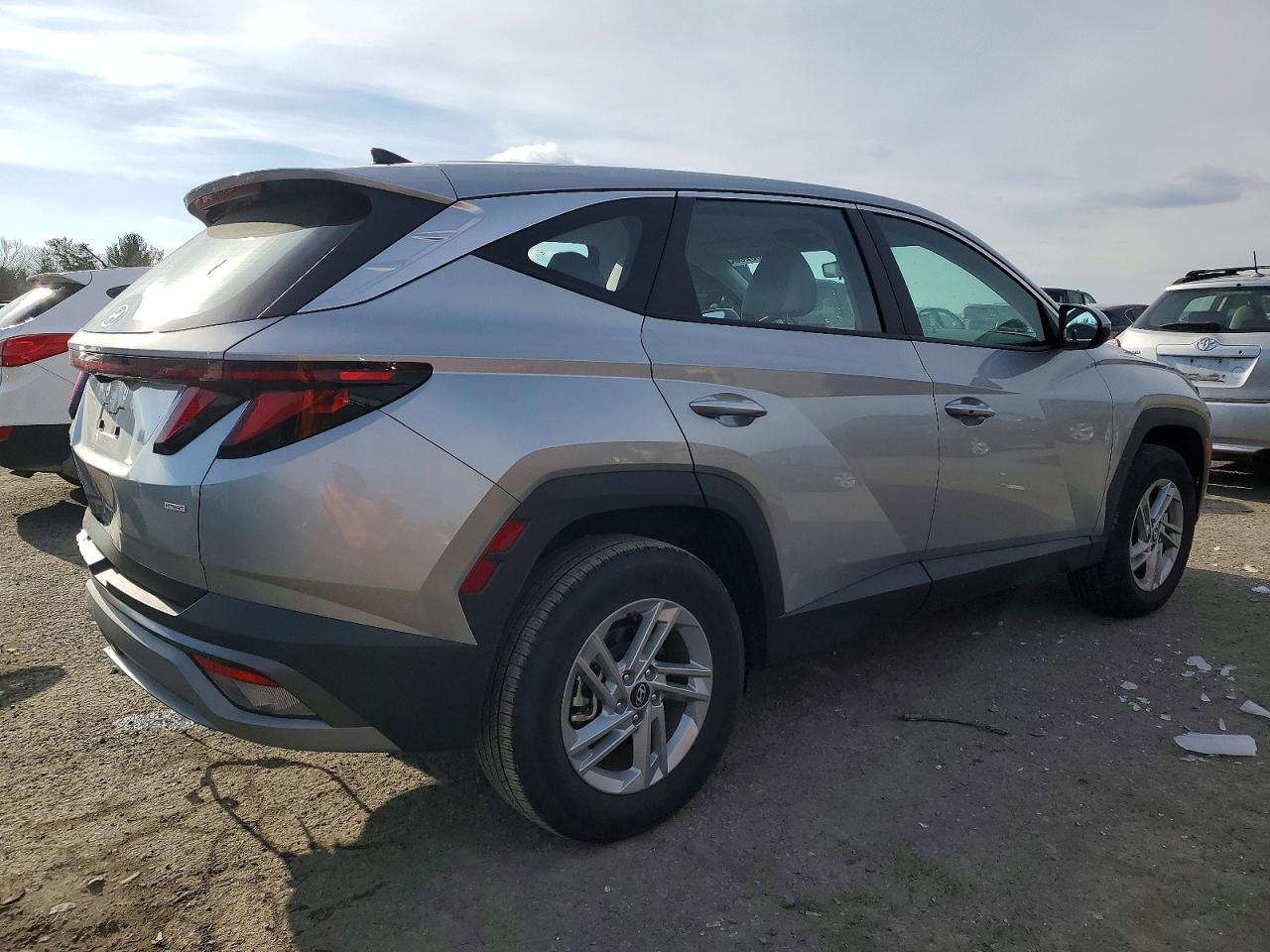 2025 HYUNDAI TUCSON SE photo 3