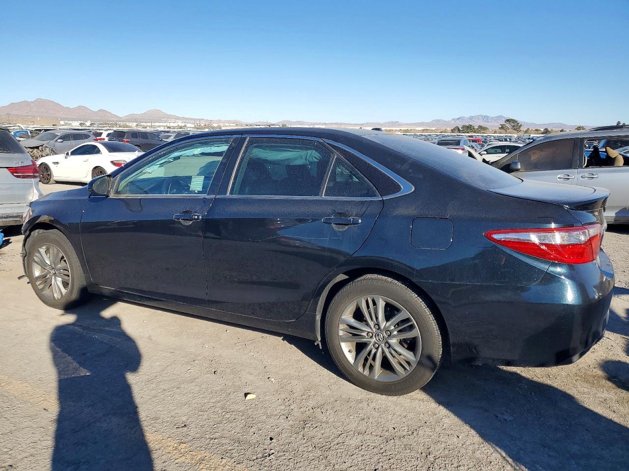 2015 TOYOTA CAMRY LE photo 3