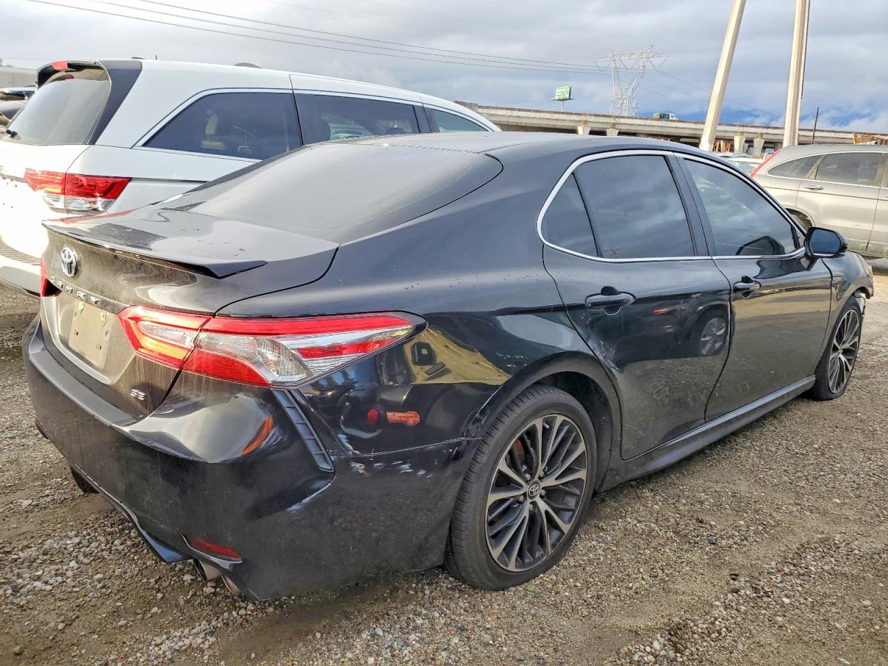 2018 TOYOTA CAMRY L photo 3