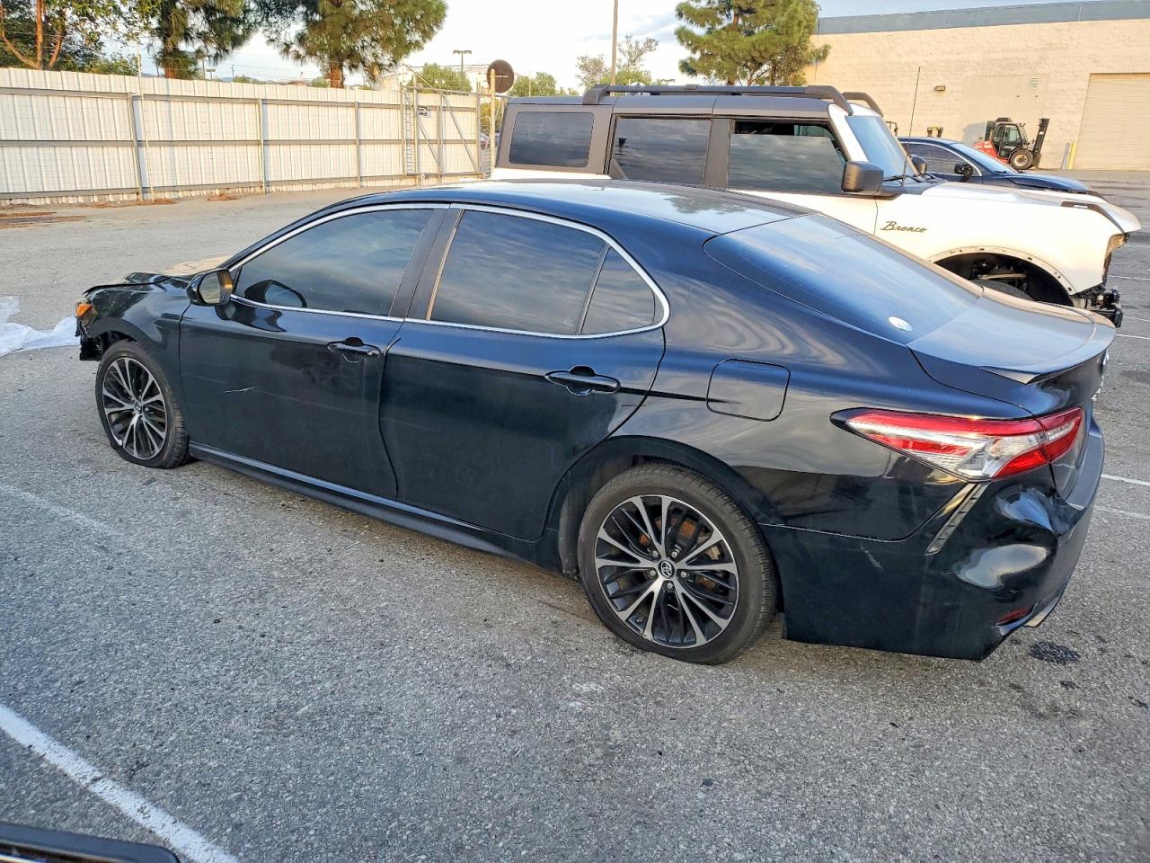 2018 TOYOTA CAMRY L photo 2