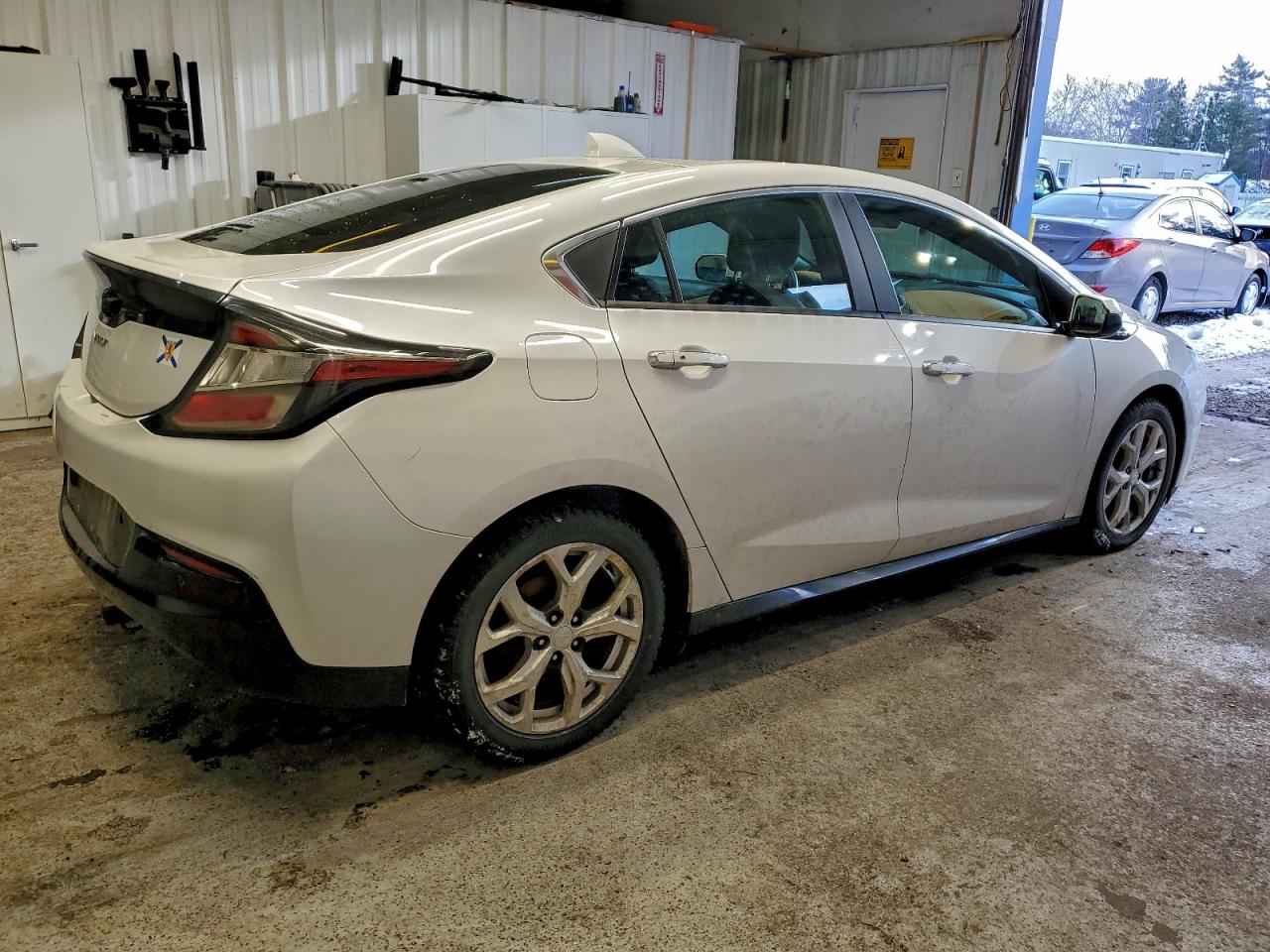 2017 CHEVROLET VOLT PREMIER photo 3