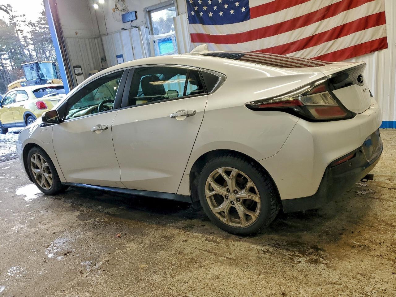 2017 CHEVROLET VOLT PREMIER photo 2