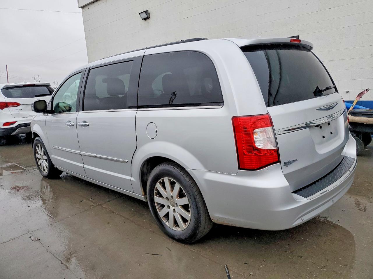 2011 CHRYSLER TOWN & COUNTRY TOURING L photo 2