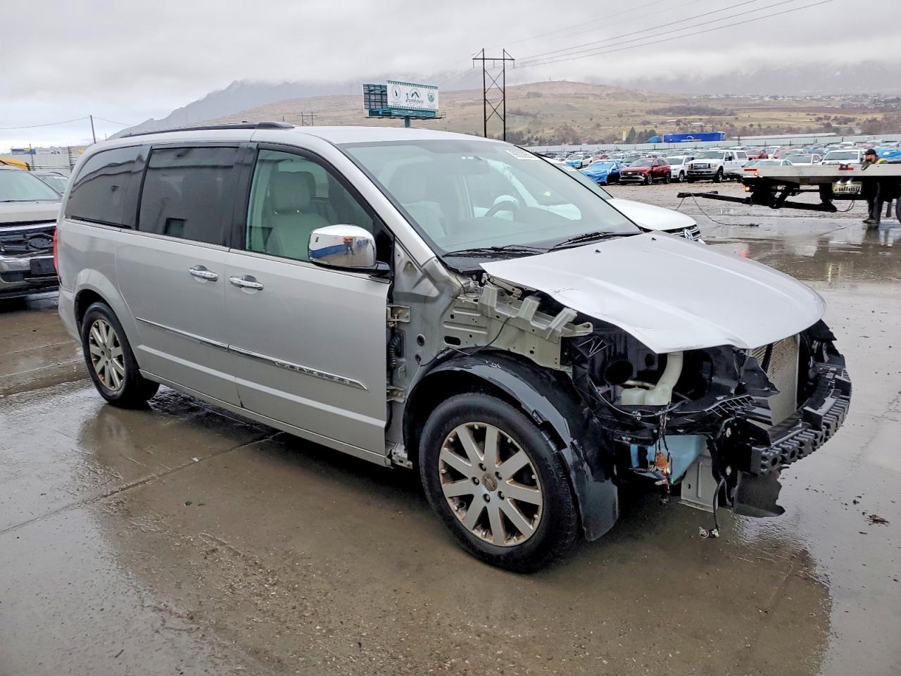 2011 CHRYSLER TOWN & COUNTRY TOURING L photo 4