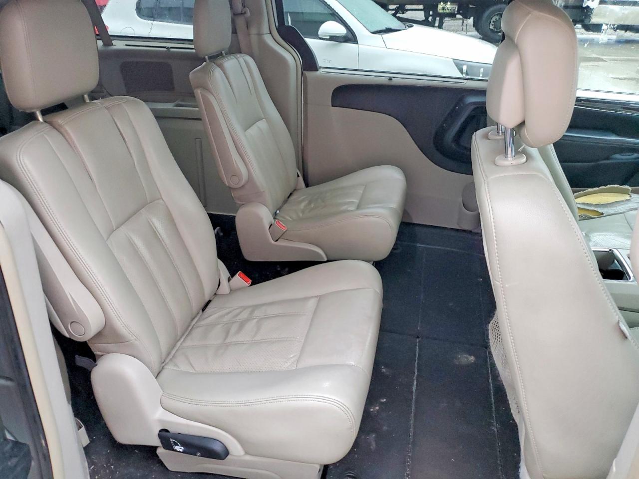 2011 CHRYSLER TOWN & COUNTRY TOURING L photo 11