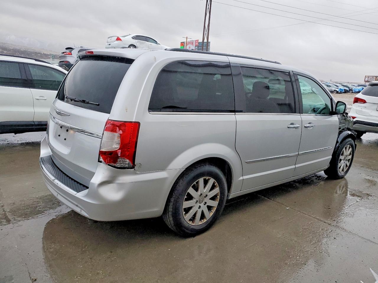 2011 CHRYSLER TOWN & COUNTRY TOURING L photo 3