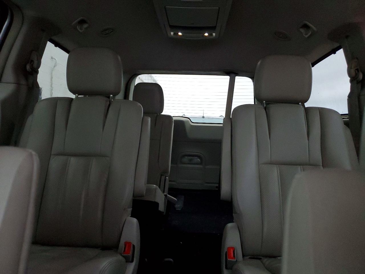 2011 CHRYSLER TOWN & COUNTRY TOURING L photo 10