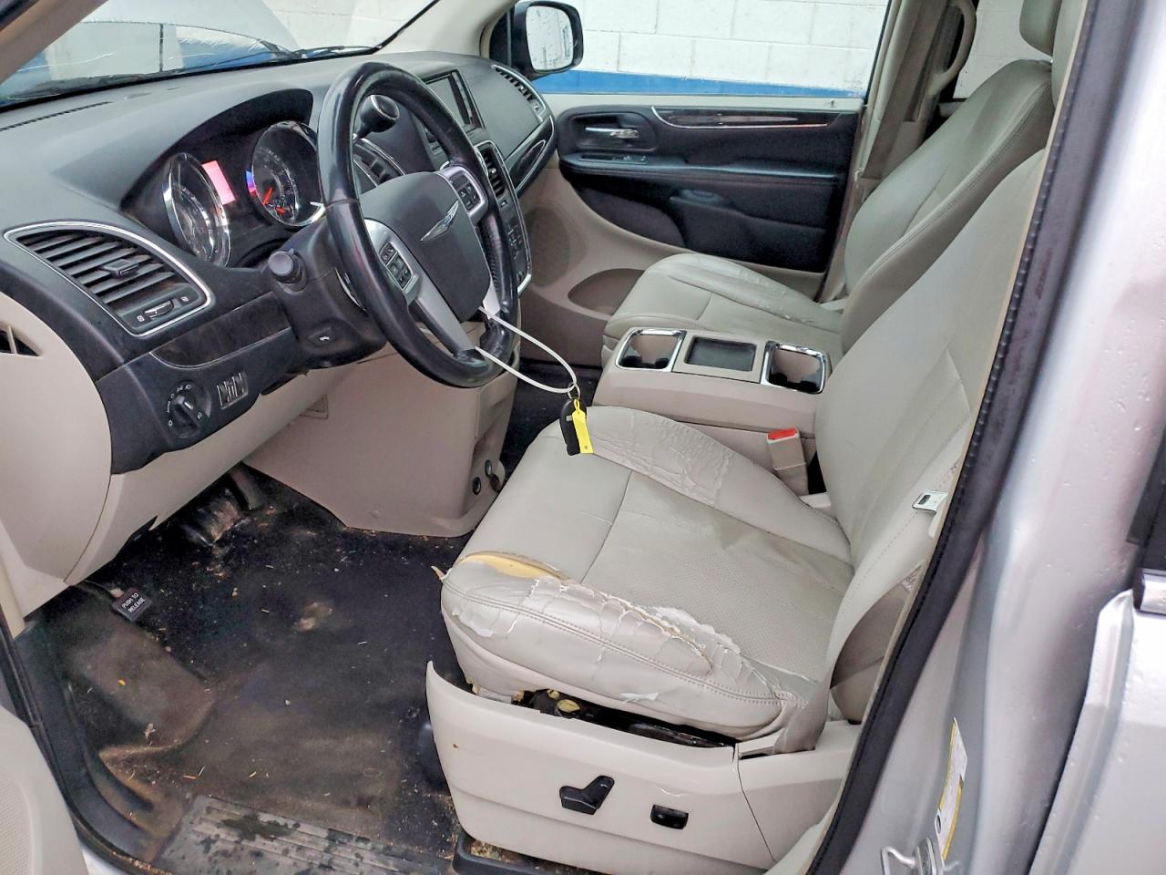 2011 CHRYSLER TOWN & COUNTRY TOURING L photo 7
