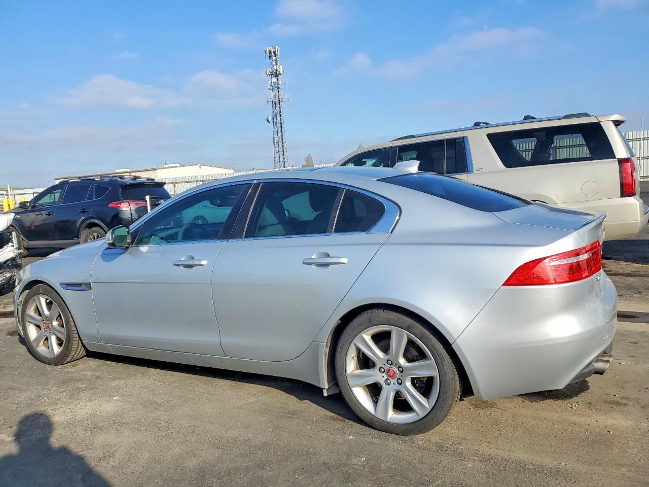 2017 JAGUAR XE PRESTIGE photo 2