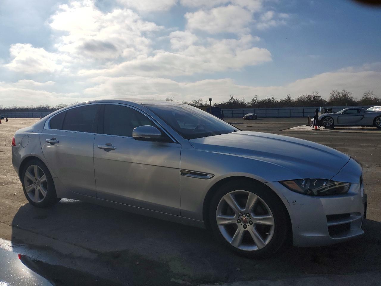 2017 JAGUAR XE PRESTIGE photo 4