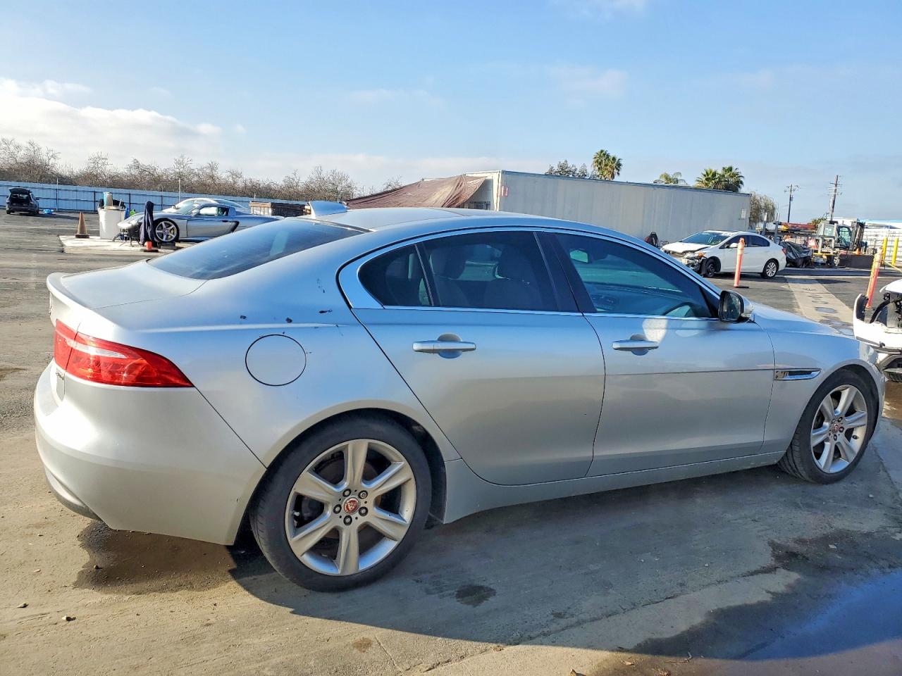2017 JAGUAR XE PRESTIGE photo 3