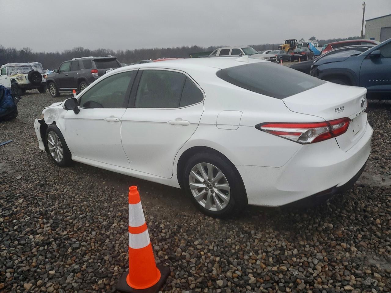 2020 TOYOTA CAMRY LE photo 3