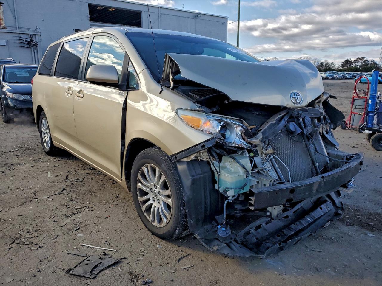2014 TOYOTA SIENNA XLE photo 4