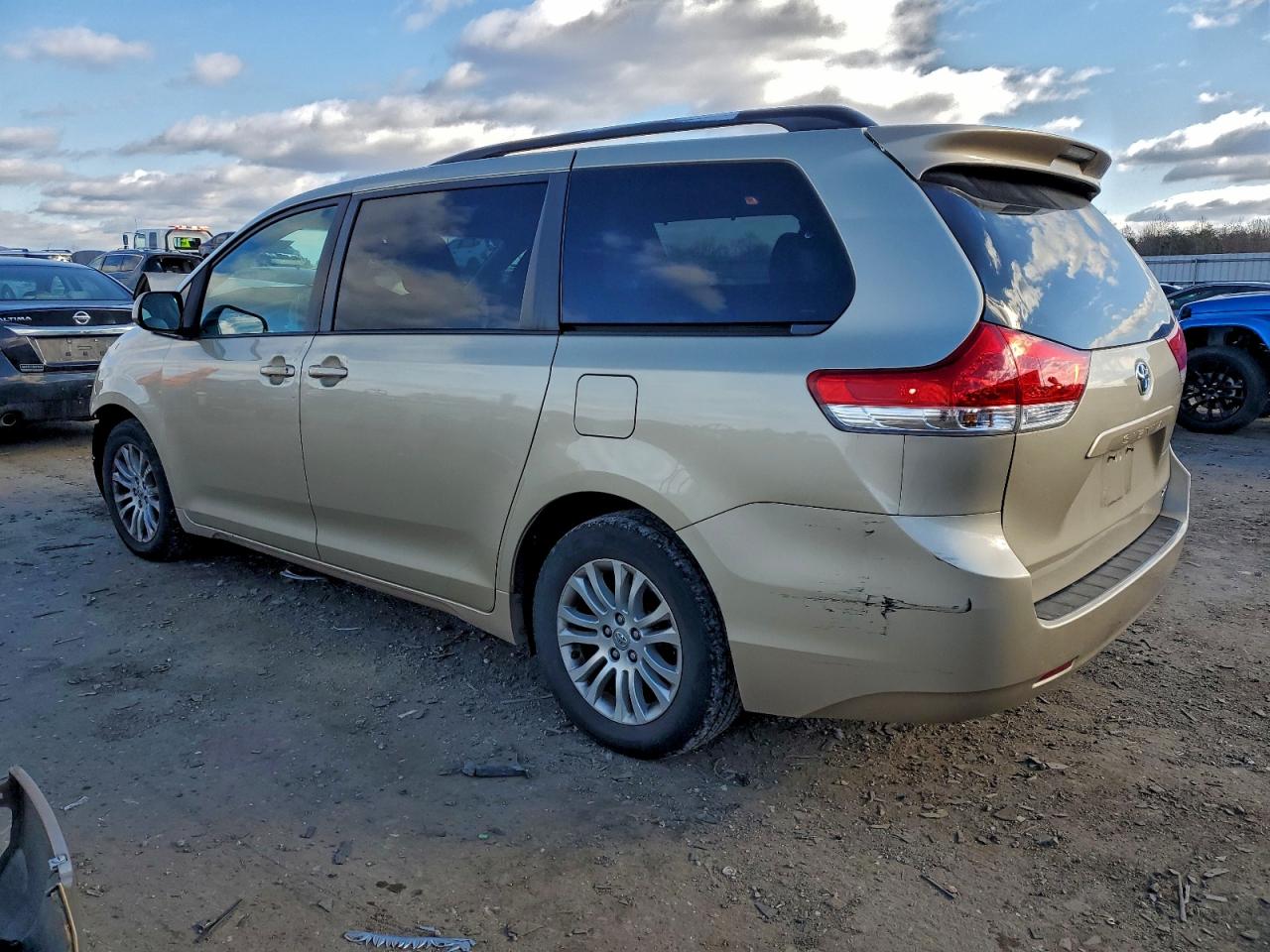 2014 TOYOTA SIENNA XLE photo 2