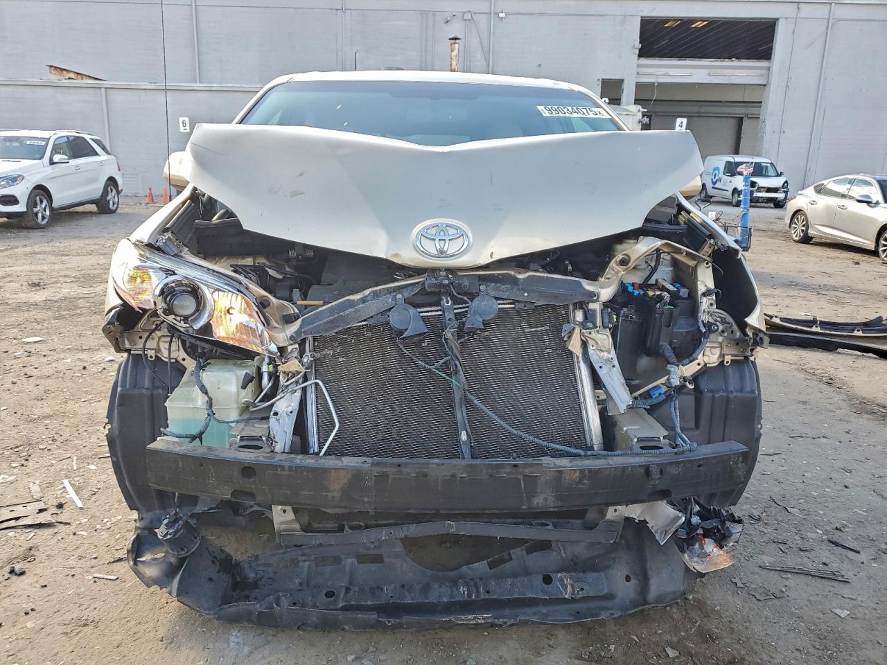 2014 TOYOTA SIENNA XLE photo 5