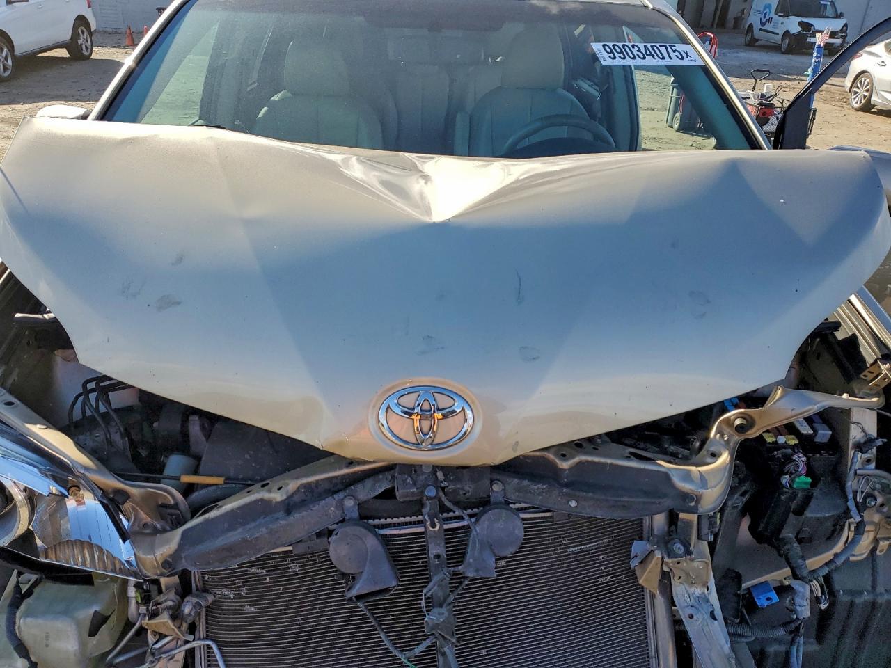 2014 TOYOTA SIENNA XLE photo 12