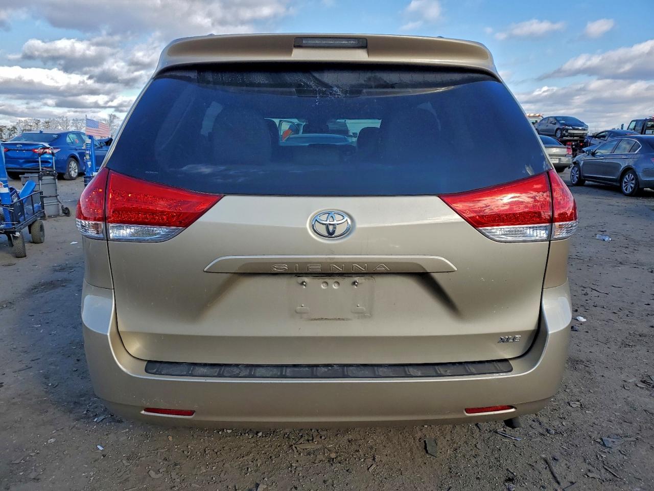 2014 TOYOTA SIENNA XLE photo 6