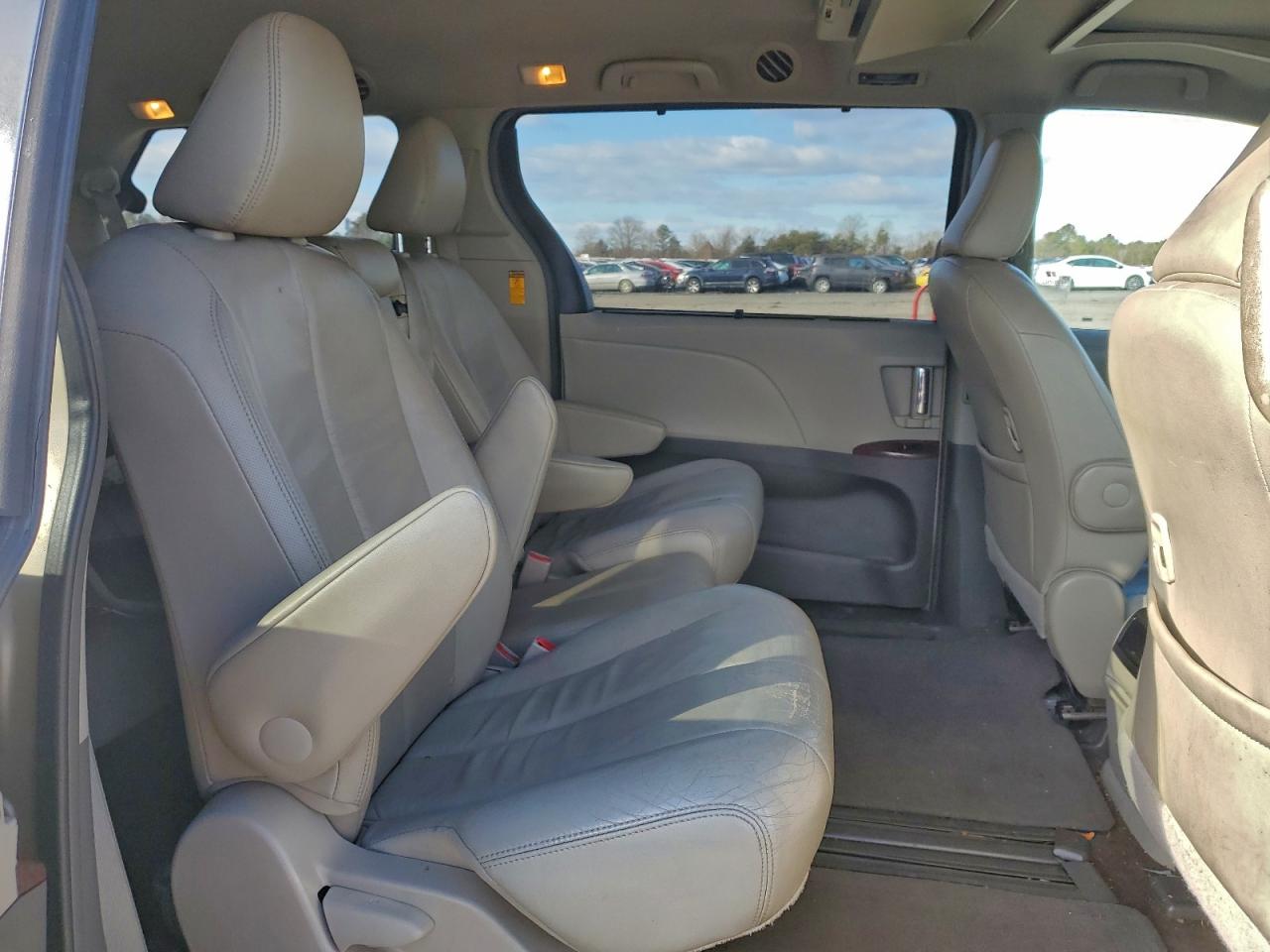 2014 TOYOTA SIENNA XLE photo 11