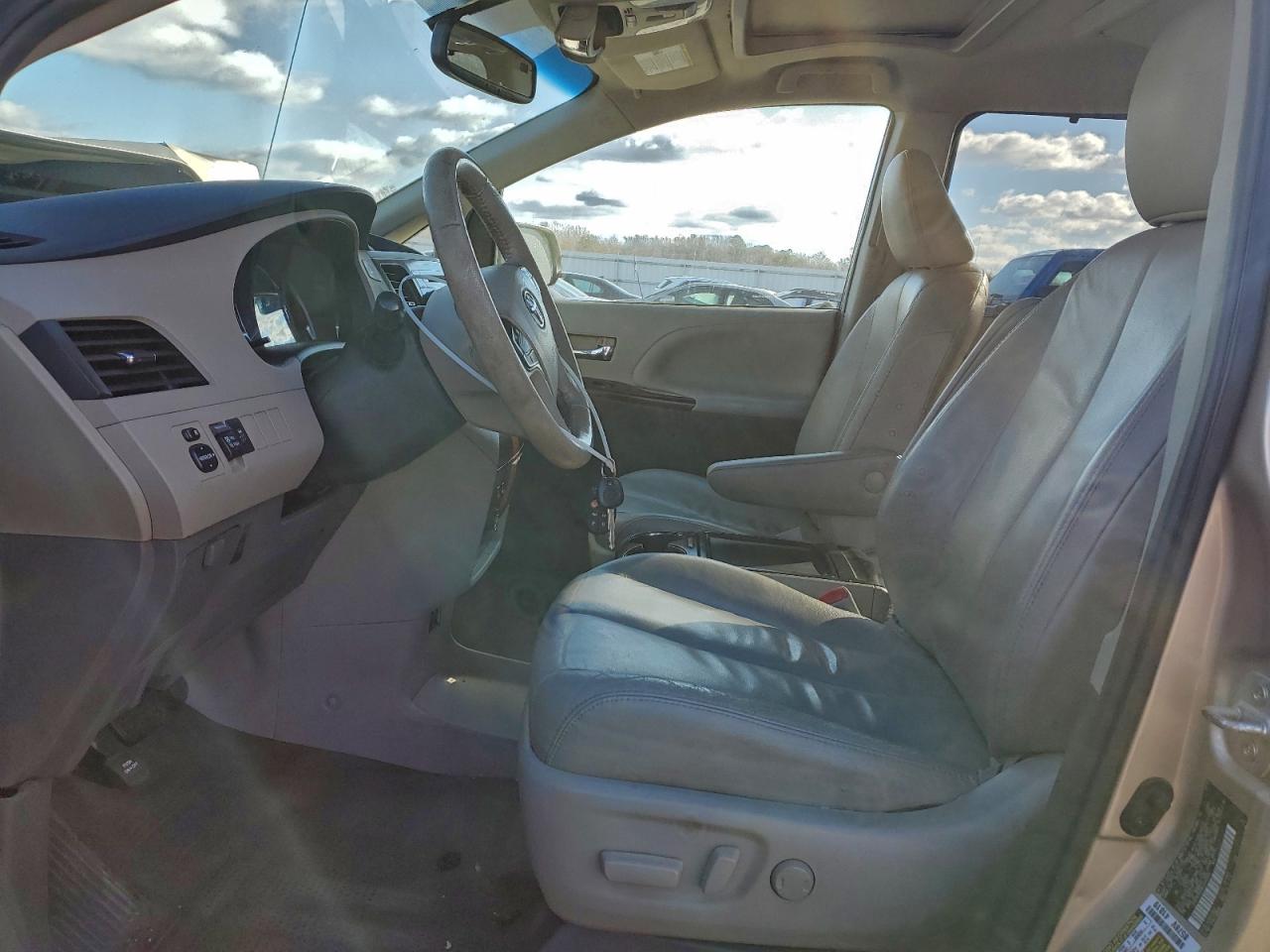 2014 TOYOTA SIENNA XLE photo 7