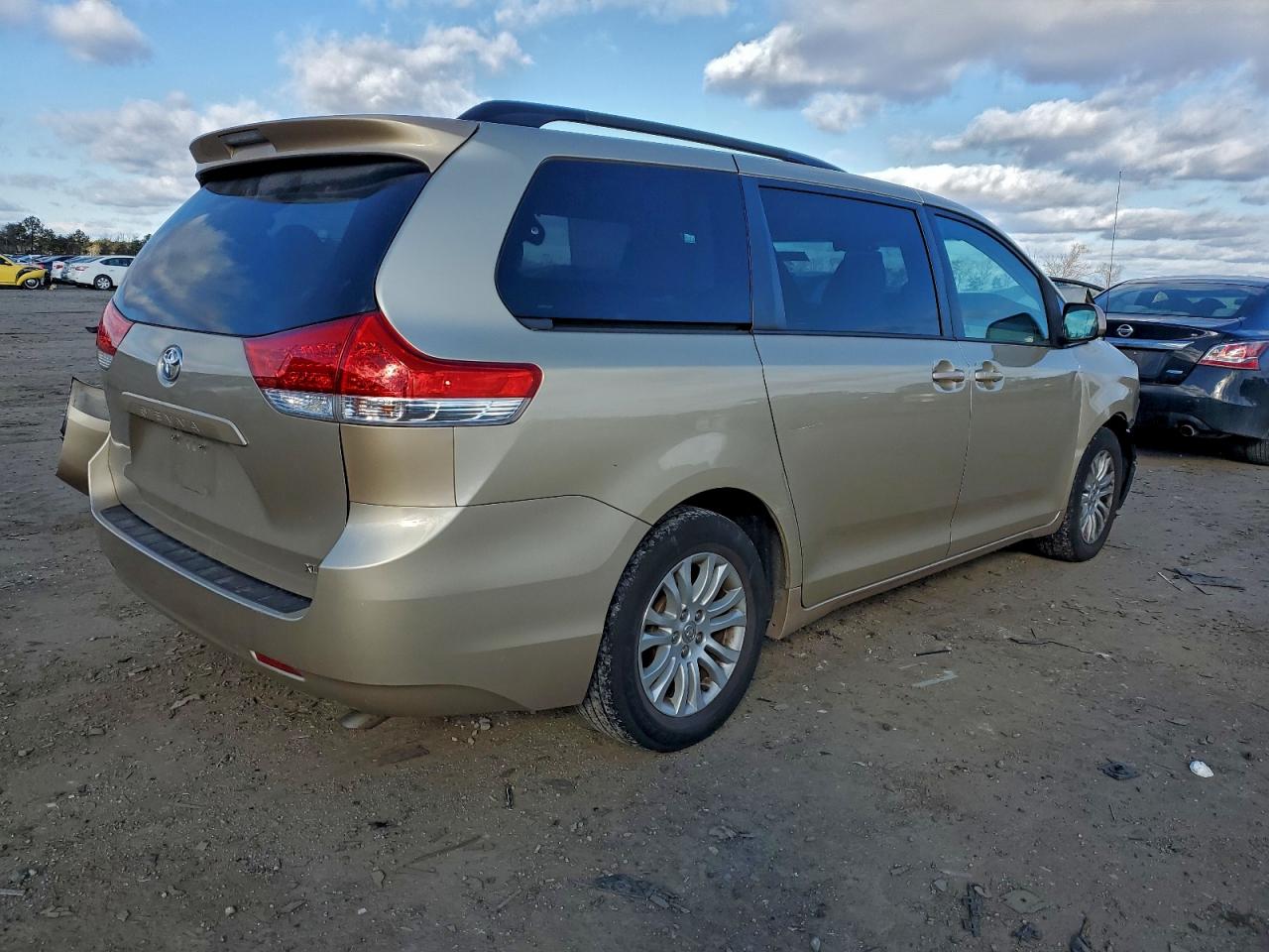 2014 TOYOTA SIENNA XLE photo 3