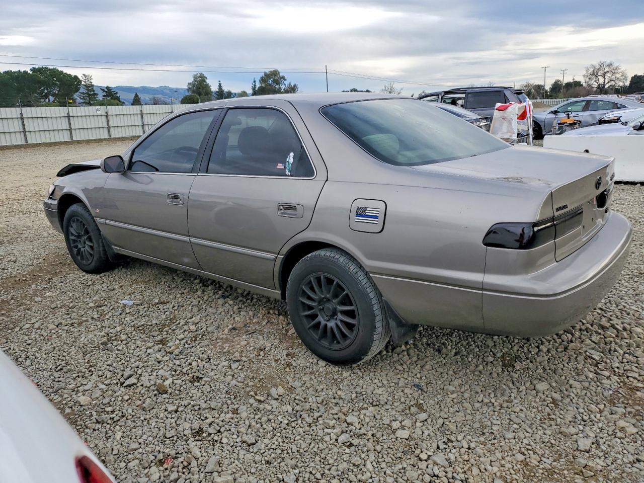 1999 TOYOTA CAMRY CE photo 2