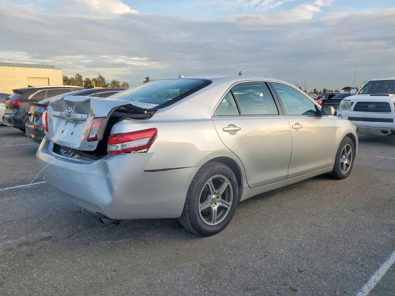 2010 TOYOTA CAMRY BASE photo 3